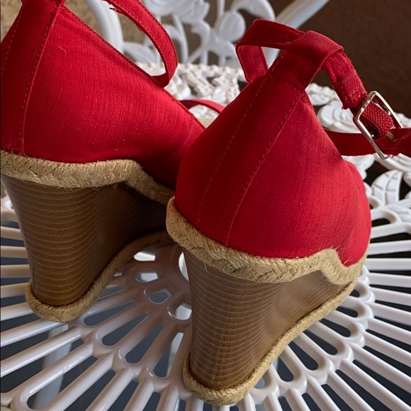 Red platform peep toe bright red sandal 👠 - Picture 4 of 8